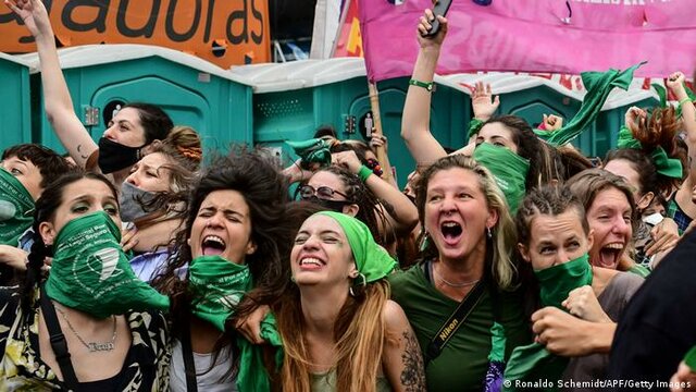 Se levanta la marea verde y morada