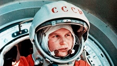 La cosmonauta Valentina Tereshkova orbita al voltant de la Terra