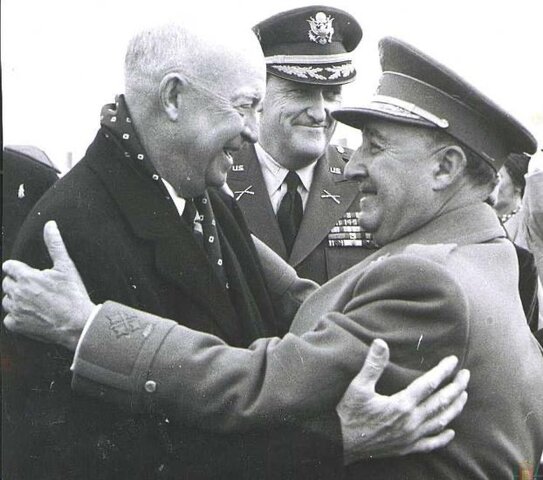 Se firma un pacto con los EE UU por el cual se les ceden algunas bases militares en suelo español a cambio de una ayuda económica más amplia que la anterior.