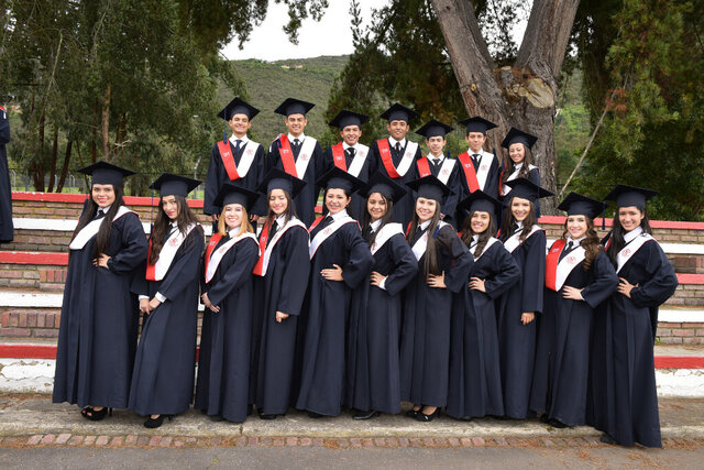 Alex se gradúa de bachiller académico