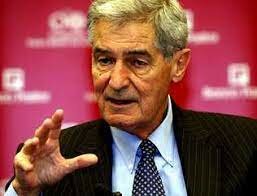 El economista Robert E. Lucas critica a los Keynesianos