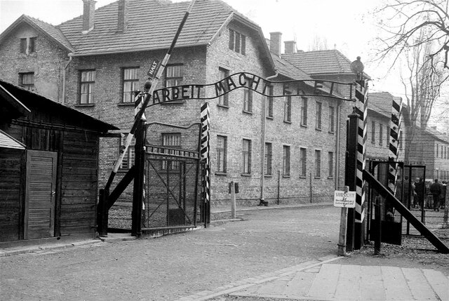 Por ordenes de Heinrich Himmler inicia la construcción del Campo de Concentración de Auschwitz