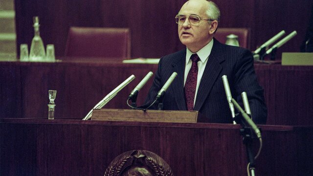 Mihail Gorvatxov va impulsar la Perestroika en el que uneix socialisme amb democracia.