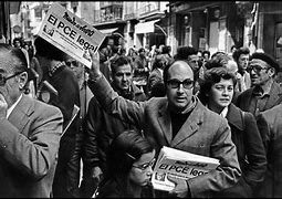 Espanya.Finalitza el règim franquista i s'inicia la transició a la democràcia.