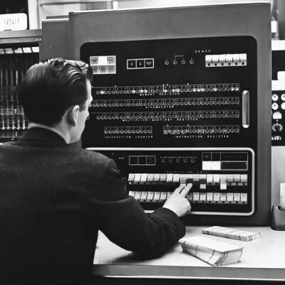 Timeline: Έλενη Τσιγαρά - Ιστορία Των Υπολογιστών