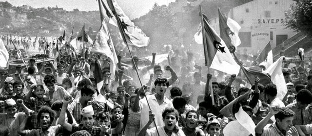 De Gaulle concede la independencia a Argelia