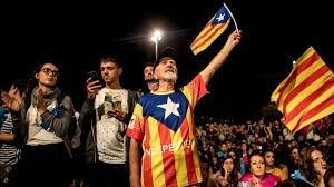 El gobierno español impide el referéndum de independencia en Cataluña, lo que desata una crisis política en el país.