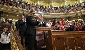 Pedro Sánchez del PSOE es elegido presidente del gobierno tras una moción de censura contra Mariano Rajoy.
