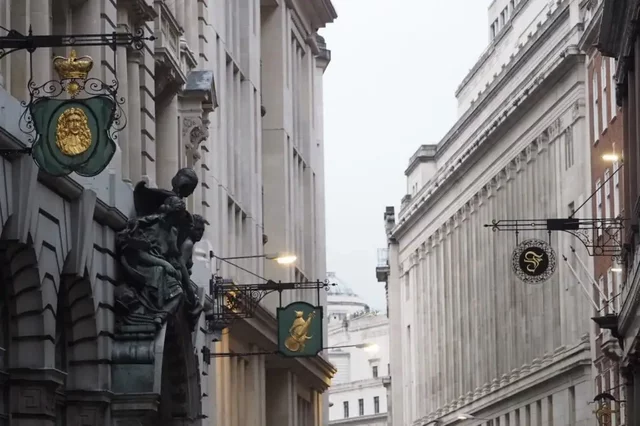 Use of Wooden/Metal Signs by Guilds and Craftsmen