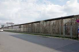 berlin wall divides germany
