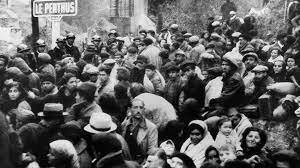 Exili massiu de republicans cap a França.