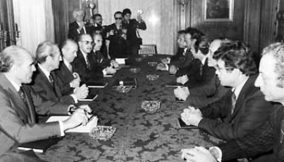 Acuerdos de Madrid y cesión del Sahara Occidental a Marruecos y Mauritania.