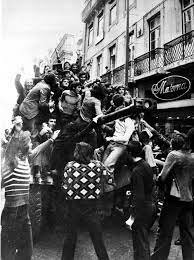 Revolución de los Claveles en Portugal e independencia de Guinea Bissau, Cabo Verde, Angola y Mozambique.