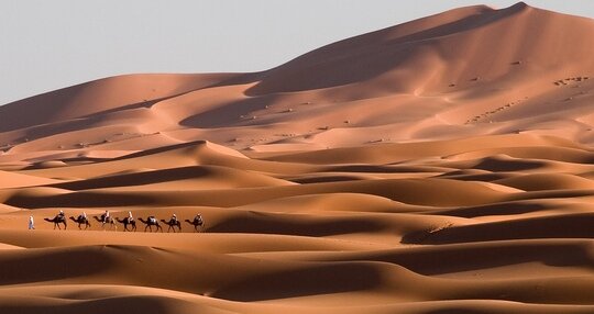 Amcası Ebû Talib ile Suriye'ye ticaret kervanıyla gitmesi ve Busra'da Bahîra'nın, bu genç çocuğun beklenen son peygamber olabileceğini sezmesi.