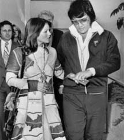 Elvis divorces with Priscilla