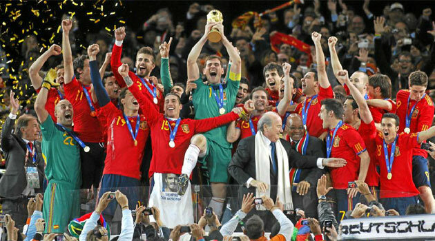 La selección española de fútbol campeona absoluta del mundo.