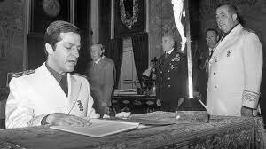 Adolfo Suárez nombrado presidente del gobierno por el rey.