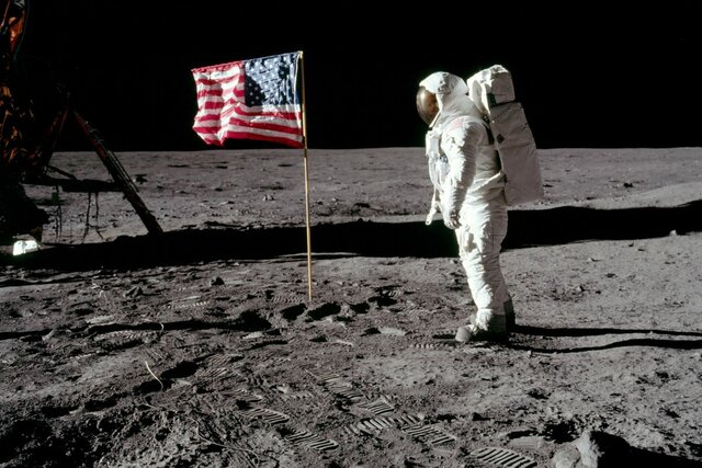 AMERIŠKI PRISTANEK NA LUNI