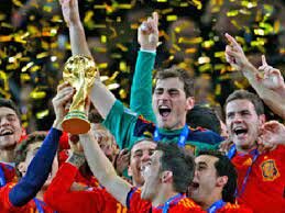 La selección española de fútbol gana la Copa Mundial de la FIFA en Sudáfrica.
