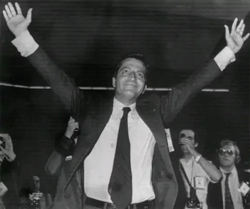 Adolfo Suárez gana las elecciones.
