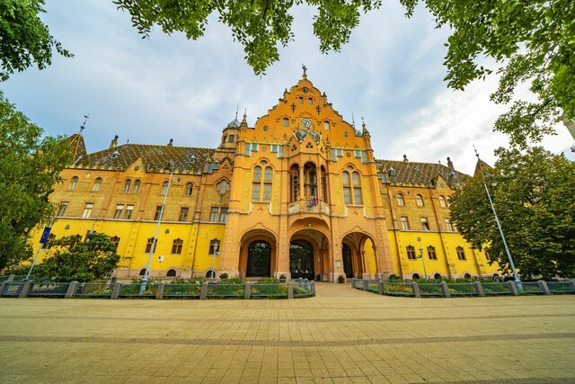 Kecskeméti városháza kapujában szívrohamban meghal.