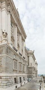 Inicio da construcción do Pazo Real de Madrid