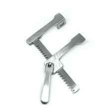 Separador intercostal a cremallera y numeroso instrumental quirúrgico