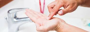 Aparecen lentes de contacto con materiales hidrofílicos de alta transmisibilidad.