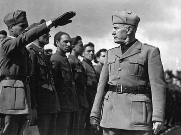 Mussolini anuncia o fim da guerra na Etiópia