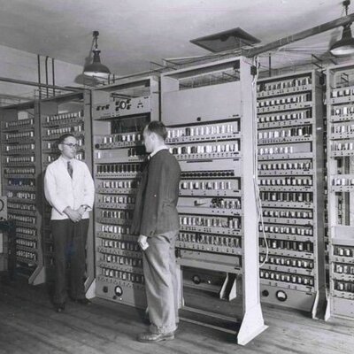 Timeline: hostoria de las primeras computadoras.mariano puel, leonella rodriguez, florencia heinzen.