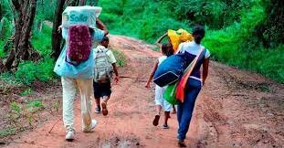 Desplazamiento masivo de comunidades indígenas en el departamento del Chocó debido al conflicto armado y la presencia de grupos armados ilegales