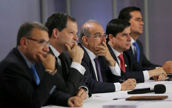 Inicio de los diálogos de paz entre el gobierno y las FARC en La Habana, Cuba.