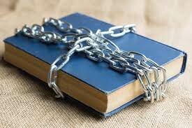 Fray Diego Miguel Bringas denuncia a Hidalgo ante la Inquisición por leer libros prohibidos.