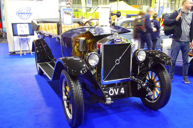 1927: surt el primer automòbil de la fàbrica.