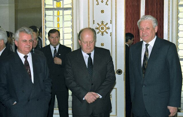 Soviet Union ceases to exist