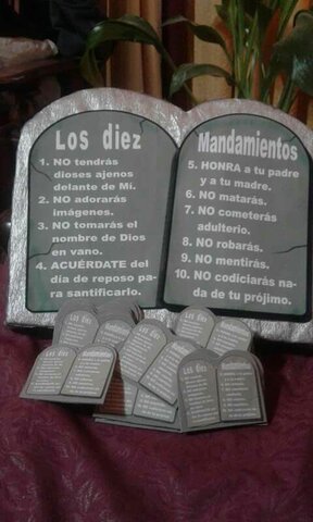 Moisés cumple con la palabra de Dios