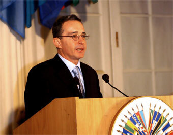 Alvaro Uribe Asume la Presidencia