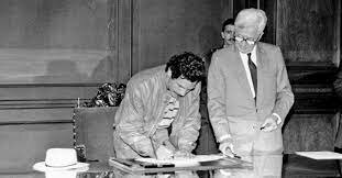 La guerrilla del M-19 acuerda un cese al fuego y forma el partido político Alianza Democrática M-19.