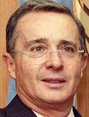 Álvaro Uribe es elegido presidente de Colombia.