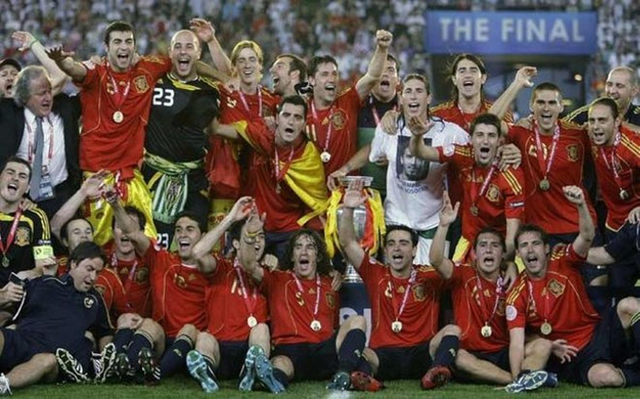 España gana la Eurocopa de fútbol, celebrada en Austria y Suiza.