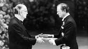 Camilo José Cela recibe el premio Nobel de Literatura.