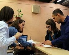 El Congreso aprueba la Ley de Parejas de Hecho que reconoce las relaciones afectivas no matrimoniales.