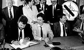 España firma el Acuerdo de Schengen sobre libre circulación de personas en Europa.