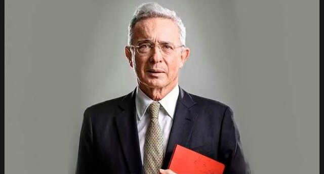 ÁLVARO URIBE VÉLEZ ASUME LA PRESIDENCIA
