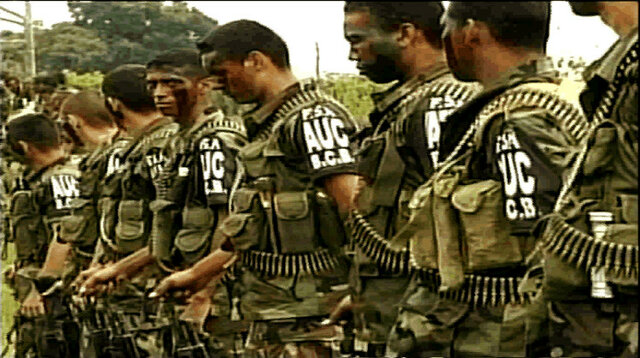 Surgen las Autodefensas Unidas de Colombia (AUC)