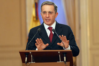 ÁLVARO URIBE VÉLEZ ASUME LA PRESIDENCIA DE COLOMBIA