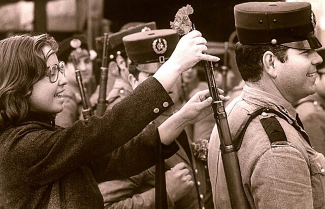 Revolución de los Claveles en Portugal e independencia