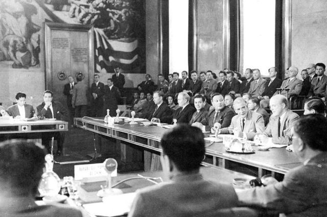 Derrota francesa de Indochina y creación de 4 estados: Vietnam del Norte, Vietnam del Sur, Laos y Camboya.