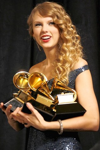 Taylro Swift with 4 Grammy awards
