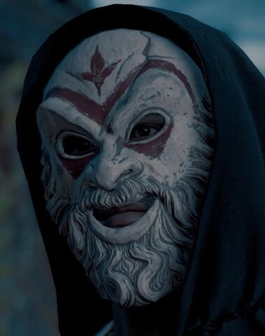 Os mascarados chegam ao mosteiro.